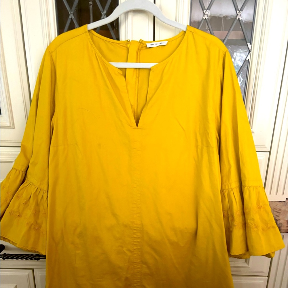 Free assembly bell sleeve shift dress